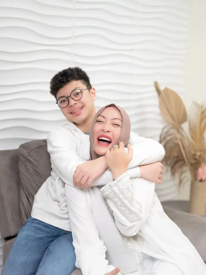 Angelina Sondakh dan Keanu Massaid. (Foto: Dok. Instagram @angelinasondakh09)