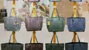 Barang-barang yang tersedia di butik pop-up tersebut antara lain Daily Battle, kantong kecil, dompet, serta tempat kartu -
termasuk aksesori seperti rumbai dan gantungan kunci.