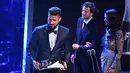 Penyerang Arsenal, Olivier Giroud meraih penghargaan Puskas Award 2017 dalam rangkaian FIFA The Best Award 2017 di The London Palladium, Senin (23/10). Gol tendangan kalajengking  Giroud jadi yang terbaik dalam malam penghargaan FIFA.  (Ben STANSALL/AFP)