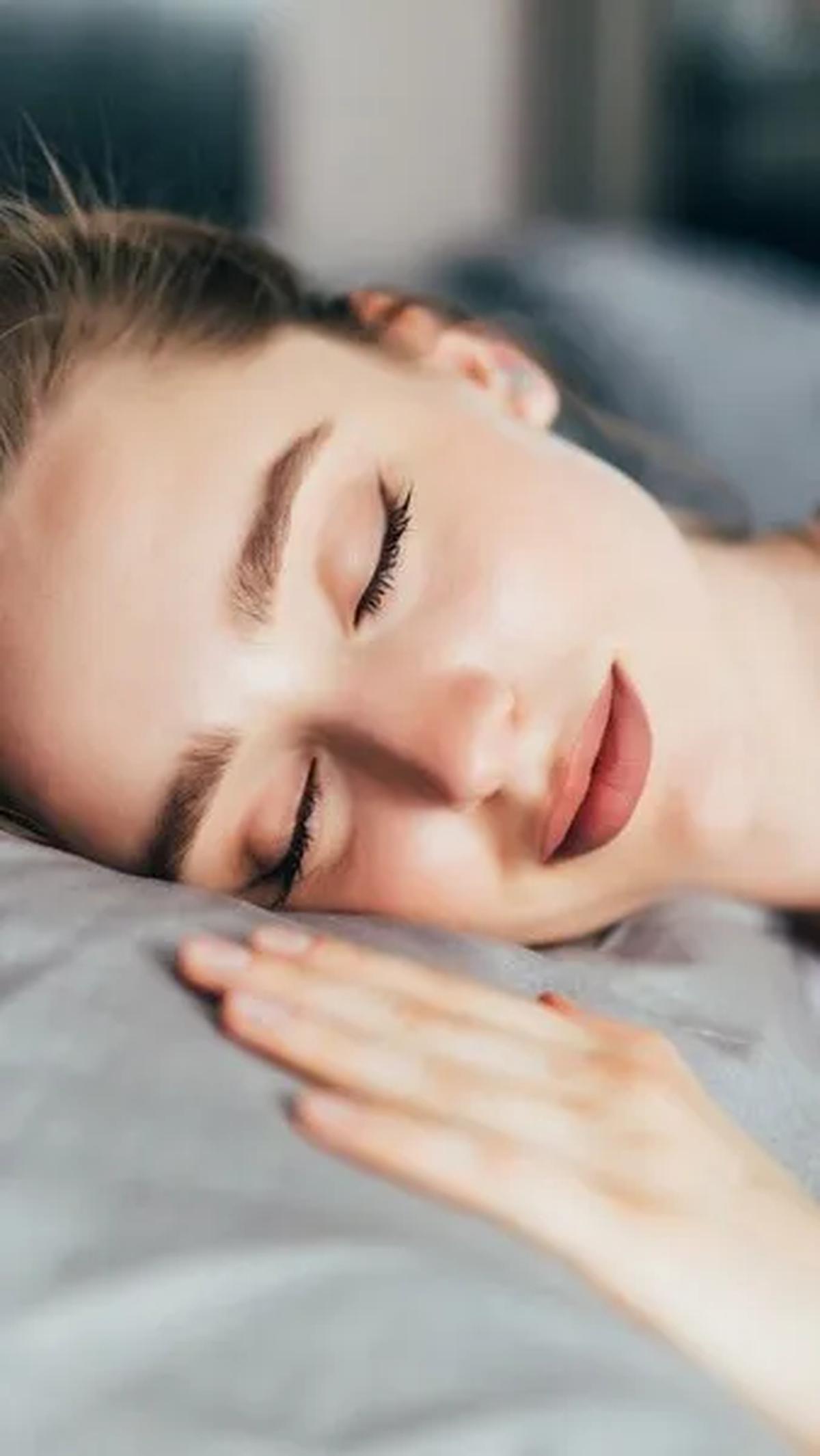 Tetaplah konsisten dengan rutinitas perawatan kulit malam hari untuk memastikan kulit tetap sehat dan terhindar dari bahaya tidur dengan makeup.