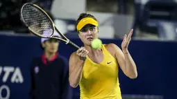 Petenis Ukraina Elina Svitolina mengembalikan bola ke arah lawannya Anastasia Potapova dari Rusia pada turnamen WTA Monterrey di Monterrey, Meksiko, 1 Maret 2022. Elina Svitolina, unggulan utama turnamen ini, berhasil menyingkirkan Anastasia Potapova dengan skor 6-2 6-1. (AP Photo)