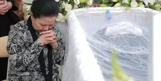 Kesedihan mendalam dirasakan ibunda Mike, Amin Yudhayani. Tidak hanya dari keluarga dan kerabat. Para penggemar penyanyi jebolan ajang pencarian bakat itu juga turut berduka. Ungkapan belasungkawa dan doa terus mengalir. (Adrian Putra/Bintang.com)