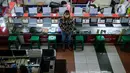 Penjual laptop sedang menanti pembeli di pusat elektronik Harco Mangga Dua, Jakarta, Selasa (9/3/2021). Vendor laptop diperkirakan memiliki tantangan pada 2021 dalam memenuhi permintaan terhadap laptop masyarakat di Indonesia. (merdeka.com/Imam Buhori)