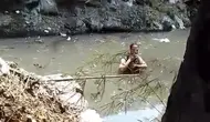 3 Jam Petugas Damkar Bujuk WNA Aljazair Keluar dari Danau Sunter