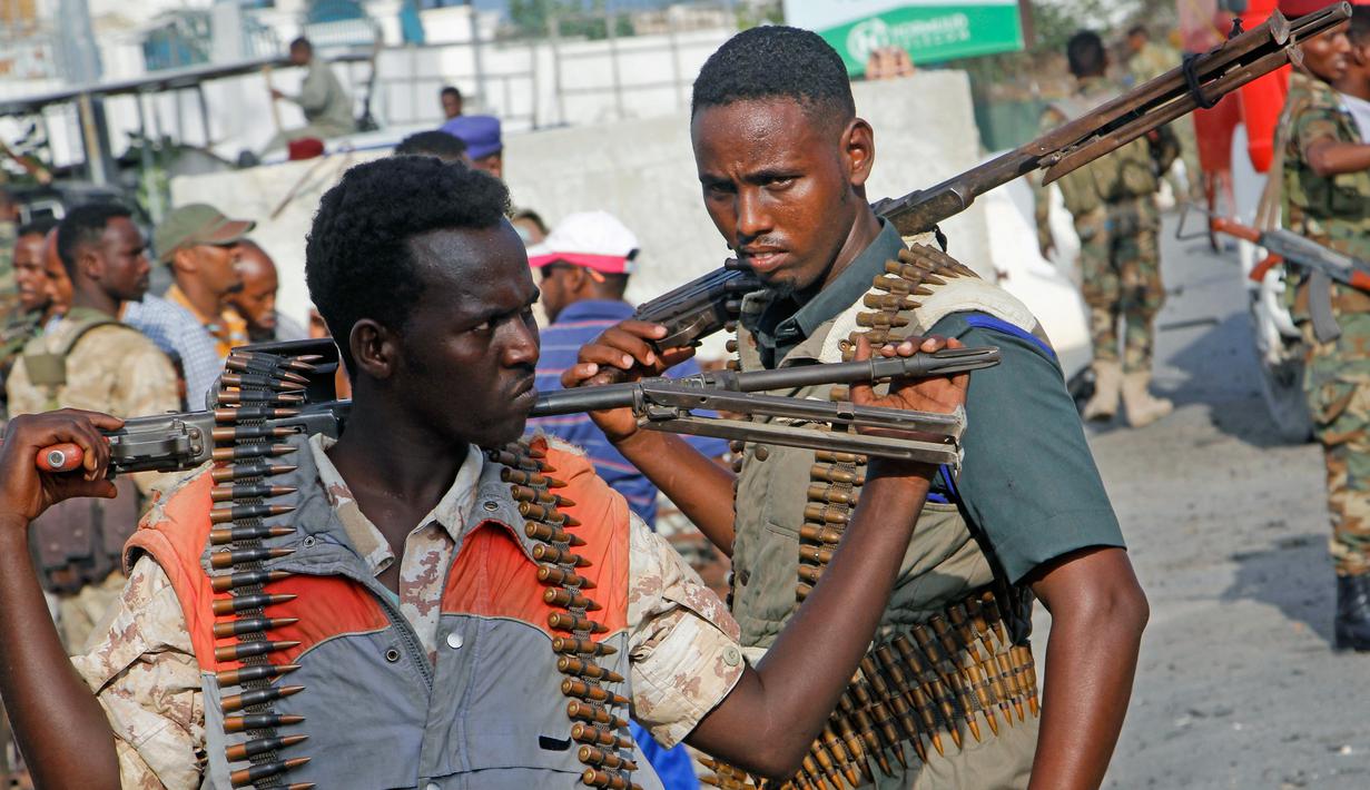 Sejumlah tentara mengamankan lokasi ledakan bom mobil yang terjadi dekat pos pemeriksaan parlemen dan Kementerian Dalam Negeri di Ibu Kota Somalia, Mogadishu, Minggu (25/3). Mobil meledak sebelum pasukan keamanan memeriksanya. (AP/Farah Abdi Warsameh)