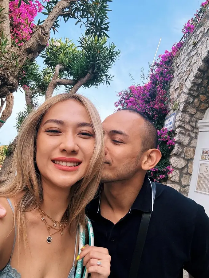 6 Gaya Musim Panas BCL Padukan Tanktop dan Bralette dengan Tas Dior Rp56 Jutaan saat Honeymoon Bareng Tiko Aryawardhana di Italia