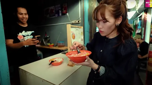 Ayu Ting Ting Tolak Tawaran Makanan Gratis Saat Jajan di Blok M, Banjir Pujian dari Netizen (credit: YouTube/Qiss You TV)