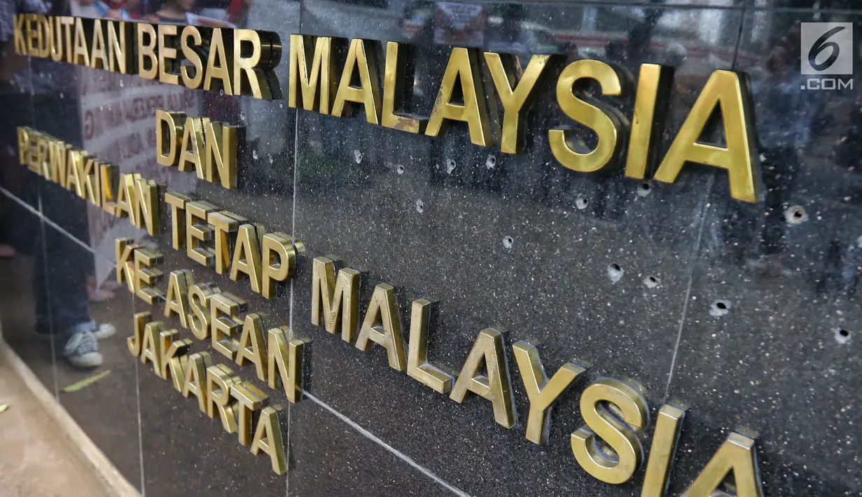Penampakan tembok nama Kedutaan Besar Malaysia di Jakarta, Senin (29/4/2019). Adelina Sau, TKW berusia 21 tahun asal NTT dipekerjakan sebagai asisten rumah tangga selama dua tahun dengan siksaan dan tanpa dibayar oleh majikannya di Malaysia. (Liputan6.com/JohanTallo)