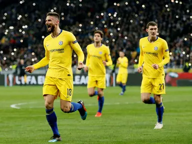 Pemain Chelsea Olivier Giroud (tengah) melakukan selebrasi usai mencetak gol ke gawang Dynamo Kiev pada leg kedua babak 16 besar Liga Europa di Stadion NSK Olimpiyskiy, Kiev, Ukraina, Jumat (15/3). Chelsea menang 5-0. (REUTERS/Valentyn Ogirenko)