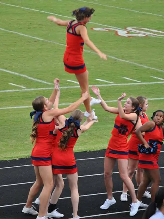 6 Tingkah Cheerleader saat Lompat Ini Bikin Melongo
