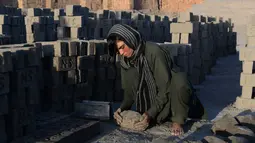 Foto pada 27 Maret 2018, perempuan Afghanistan, Sitara Wafadar menyamar sebagai laki-laki saat bekerja di pabrik batu bata di Provinsi Nangarhar. Sitara dipaksa orangtuanya menjadi seorang 'putra' yang tidak pernah mereka miliki. (NOORULLAH SHIRZADA/AFP)