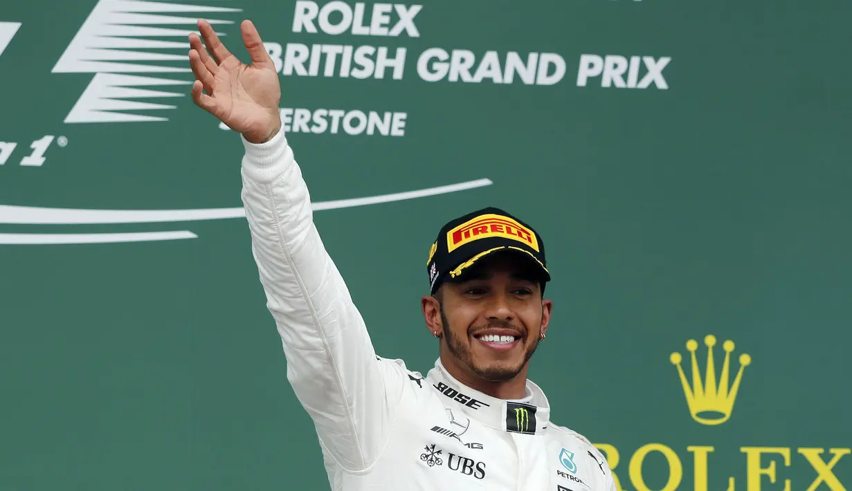 Pebalap Mercedes, Lewis Hamilton, melakukan selebrasi usai menjuarai F1 GP Inggris di Sirkuit Silverstone, Minggu (16/7/2017). Pebalap 32 tahun asal Inggris itu melahap 51 lap dengan catatan waktu 1 jam 21 menit 27,430 detik. (AP/Frank Augstein)