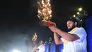 Pendeta Hindu melakukan ritual selama festival Makar Sankranti di pertemuan Sungai Gangga dan Teluk Benggala di Pulau Sagar, selatan Kolkata (14/1/2022). India tengah menghadapi lonjakan kasus COVID-19 yang dipicu oleh varian Omicron yang sangat menular. (AFP/Dibyangshu Sarkar)
