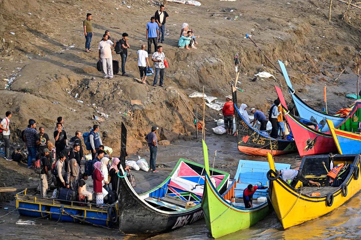 FOTO: Akses Terputus, Warga Kuta Blang Andalkan Penyeberangan Perahu Nelayan