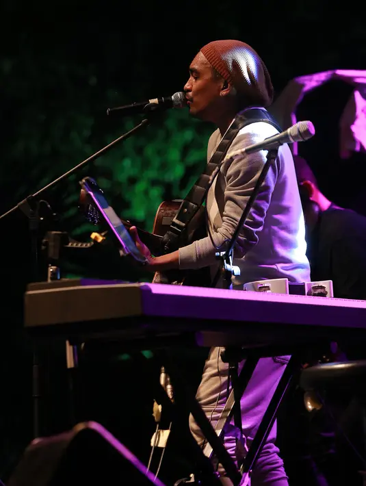 Penyanyi yang sedang memiliki kedekatan dengan artis cantik Aura Kasih ini tampil di panggung JakCloth pada Jumat (1/1/2016) malam. Suara merdu Glenn Fredly menjadi teman manis dalam mengawali tahun 2016. (Galih W. Satria/Bintang.com) 