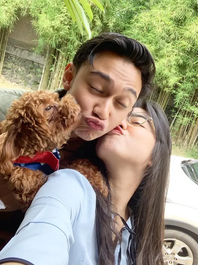 Bak Keluarga, Ini 6 Potret Caesar Hito dan Felicya Angelista Bersama Anjing Kesayangannya