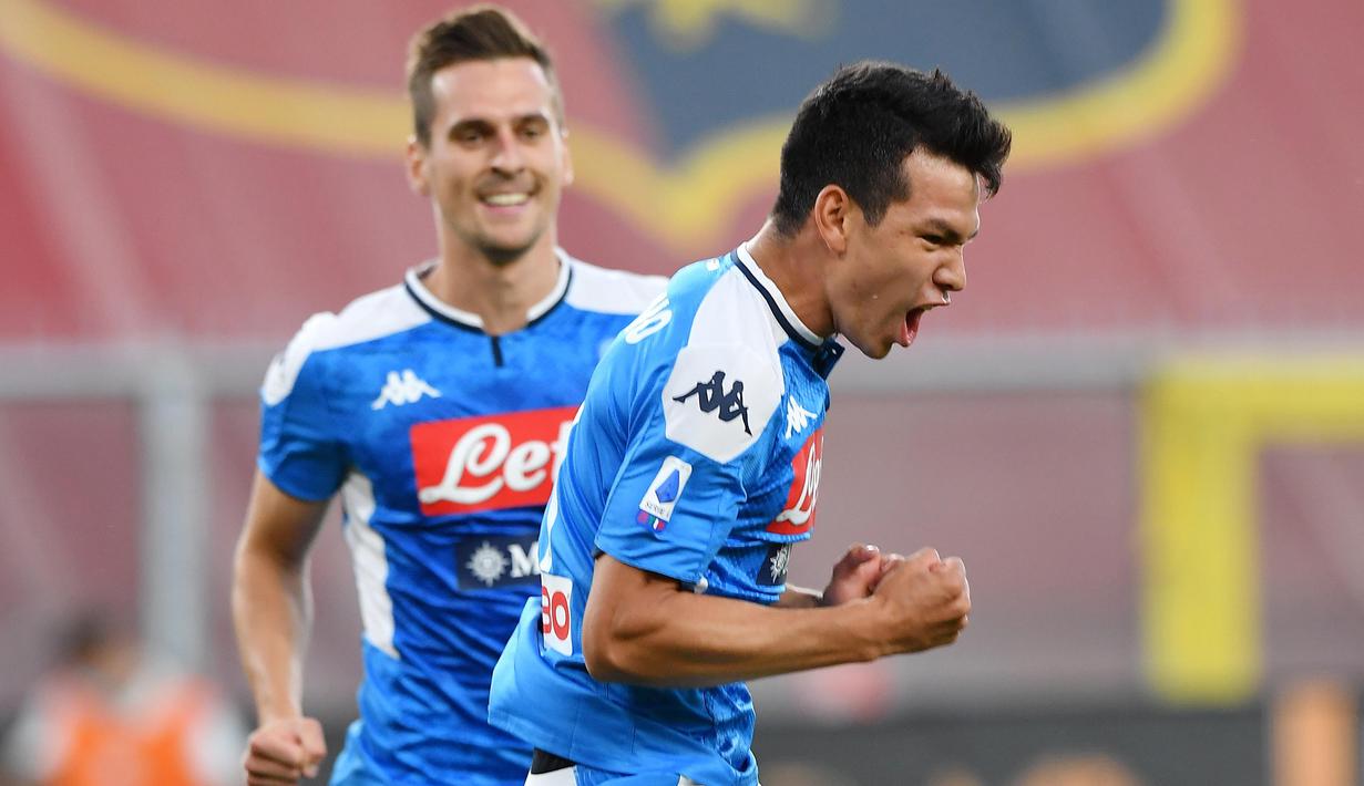 Pemain Napoli, Hirving Lozano, merayaan gol yang dicetaknya ke gawang Genoa pada laga lanjutan Seria A di Stadion Comunale Luigi Ferraris, Kamis (9/7/2020) dini hari WIB. Napoli menang 2-1 atas Genoa. (Tano Pecoraro/LaPresse via AP)