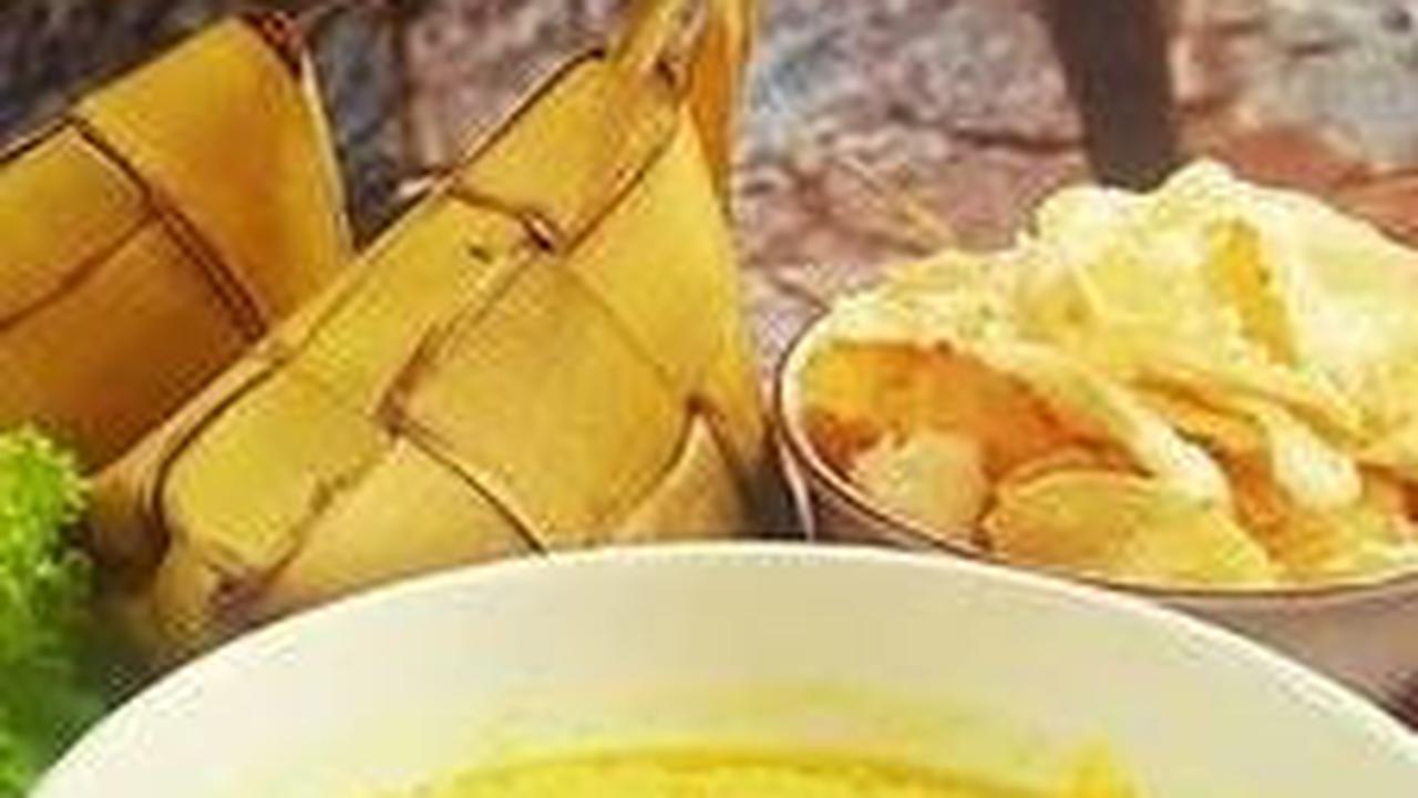Meskipun proses membuat ketupat terkadang terlihat rumit, dengan beberapa trik sederhana, kita bisa membuat ketupat dengan cepat, hemat gas, dan tetap awet.