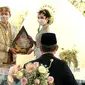 Momen akad nikah Belva Devara dan Sabrina Anggraini yang kental dengan adat Jawa. (Sumber: YouTube/Sabrina Anggraini)