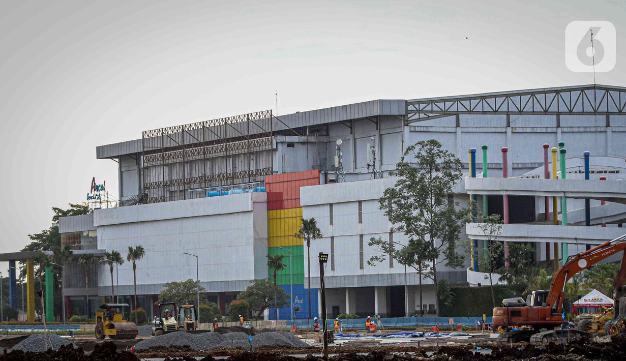 Pekerja menyelesaikan pembangunan Jakarta International E-Prix Circuit (JIEC) di kawasan Taman Impian Jaya Ancol, Jakarta, Kamis (24/2/2022). Menurut PT Jakarta Propertindo, pembangunan JIEC yang ditargetkan selesai tiga bulan itu kini telah mencapai 28 persen. (Liputan6.com/Herman Zakharia)