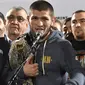 Khabib Nurmagomedov memberikan pidato dihadapan penggemarnya di Stadion Anzhi Arena, Rusia, Senin (8/10). Khabib menjadi pusat perhatian dunia setelah sukses mempertahankan sabuk juara kelas ringan UFC melawan Conor McGregor. (AFP/Vasily MAXIMOV)