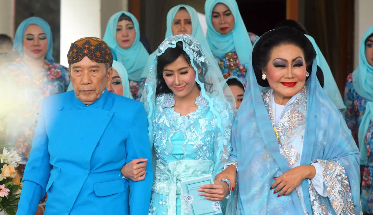 "Semoga keluarga Ardina Rasti nantinya ditaburi kasih sayang dan limpahan rahmat dari Allah Subhanahu wa ta'ala. Mari kita mendengarkan pembacaan surat Ar-Rahman," kata pembawa acara.  (Nurwahyunan/Bintang.com).