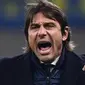 Pelatih Inter Milan, Antonio Conte, memberi arahan saat melawan Cagliari pada laga Coppa Italia di Stadion Giuseppe Meazza, Rabu (15/1/2020). Inter Milan menang 4-1 atas Cagliari. (AFP/Miguel Medina)