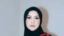 Dipulas MUA Ernia Apriliawanti, Irish Bella tampil fresh glam bernuansa coral. Eye winged yang diaplikasikan bikin kesan tatapan yang tajam [@_irishbella_]
