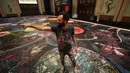 Seniman Inggris Sacha Jafri memaparkan lukisannya yang berjudul "The Journey of Humanity" di Dubai, UEA pada 1 Oktober 2020. Donasi dari karya seni ini akan digunakan untuk inisiatif kesehatan dan pendidikan bagi anak-anak yang hidup dalam kemiskinan di seluruh dunia. (AP Photo/Kamran Jebreili)