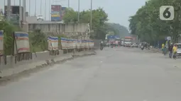 Warga Kampung Sawah melakukan aksi dengan menutup akses jalan Cakung Cilincing, Jakarta, Rabu (18/11/2020). Aksi tutup jalan ini merupakan sebagai bentuk protes warga atas hak tanahnya yang terkena proyek pembangunan jalan tol Cakung Cilincing (Cacing)-Cibitung. (merdeka.com/Imam Buhori)