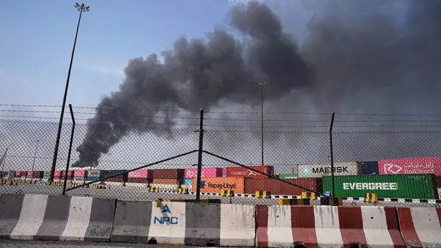 Asap mengepul setelah serangan pesawat tak berawak Iran di area pelabuhan Dubai, Uni Emirat Arab, Minggu, 1 Maret 2026. (AP Photo/Fatima Shbair)