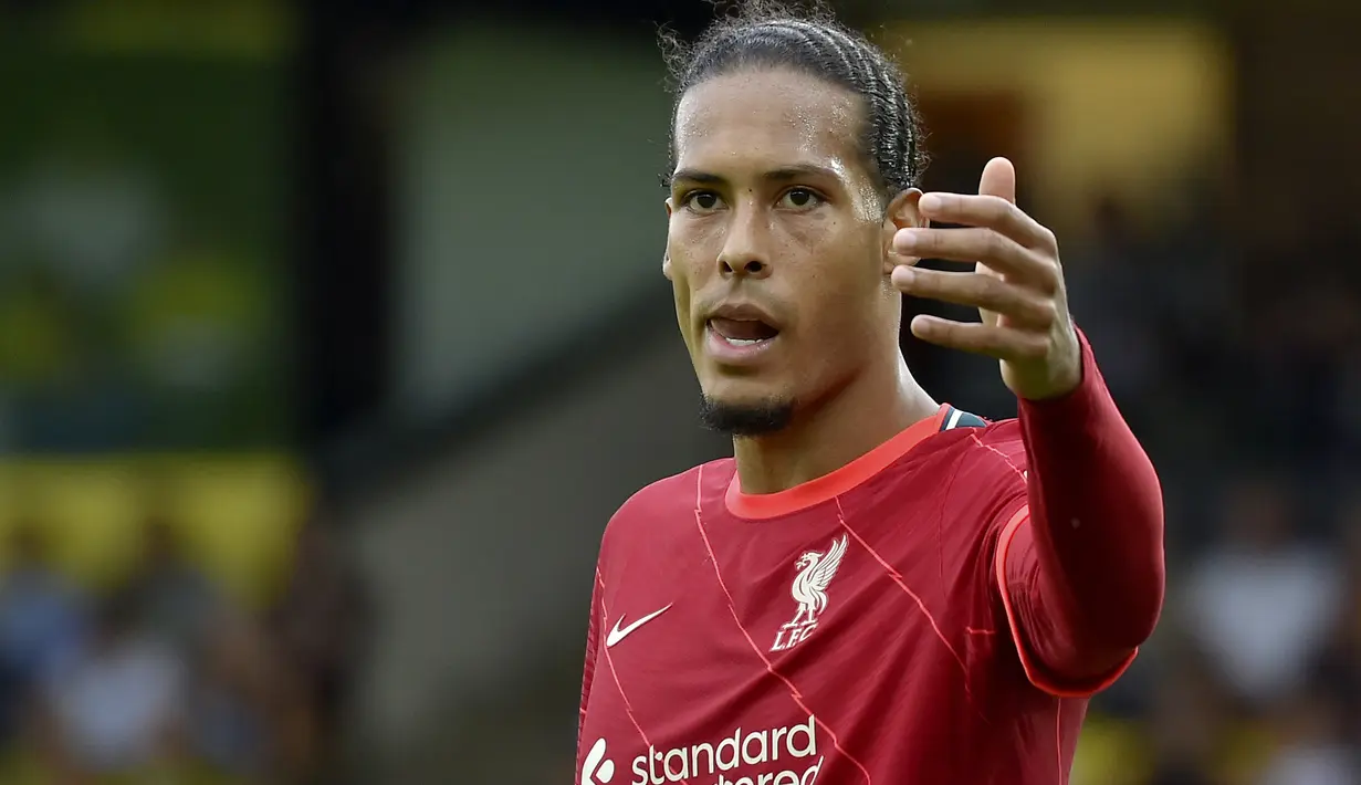 Virgil van Dijk. Bek tengah Liverpool berusia 30 tahun ini tampil oke di dua laga Liverpool sebelumnya. Ia akan meladeni duel satu lawan satu dengan striker Chelsea, Romelu Lukaku. Selain apik bertahan, ia juga piawai membantu serangan. (Foto: AP/Rui Vieira)