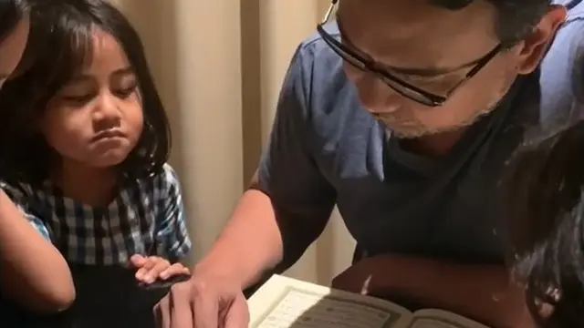 Momen Bebi Romeo Belajar Ngaji Dari Anaknya, Menuai Banyak Pujian. (Sumber: Instagram/meisyasiregar)