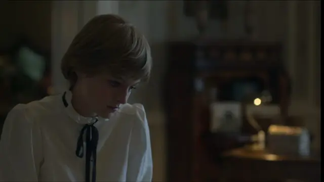 Emma Corin sebagai Putria Diana di The Crown.