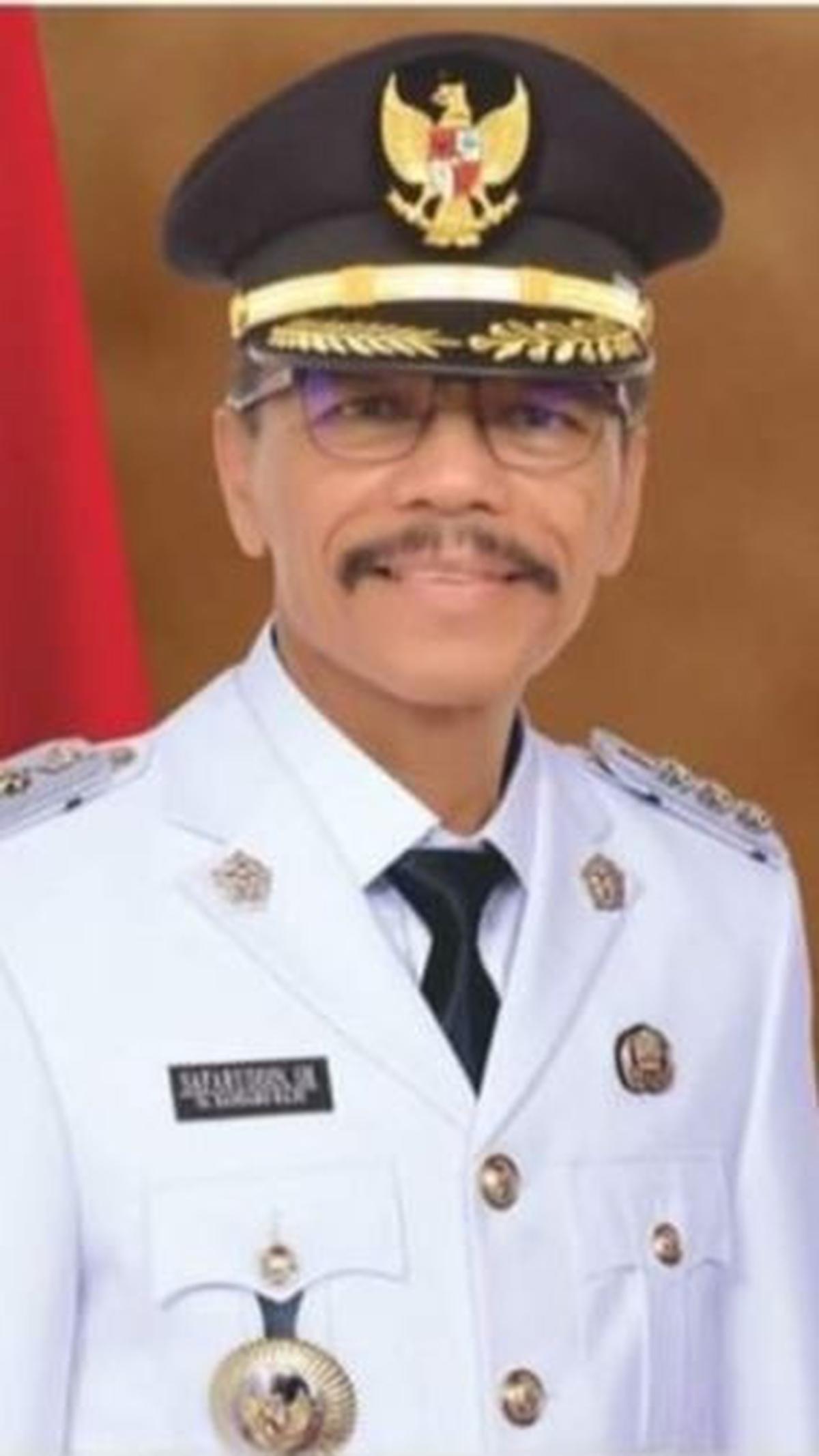 Kegaduhan akibat viralnya video tersebut mendapat respons dari Bupati Lima Puluh Kota Safaruddin. Dia memanggil kembali Kepala Dinas Pendidikan dan Kebudayaan Lima Puluh Kota, Ketua PGRI, Pengawas Sekolah, Camat Akabiluru, dan Kepala Sekolah 07 Sariak Law