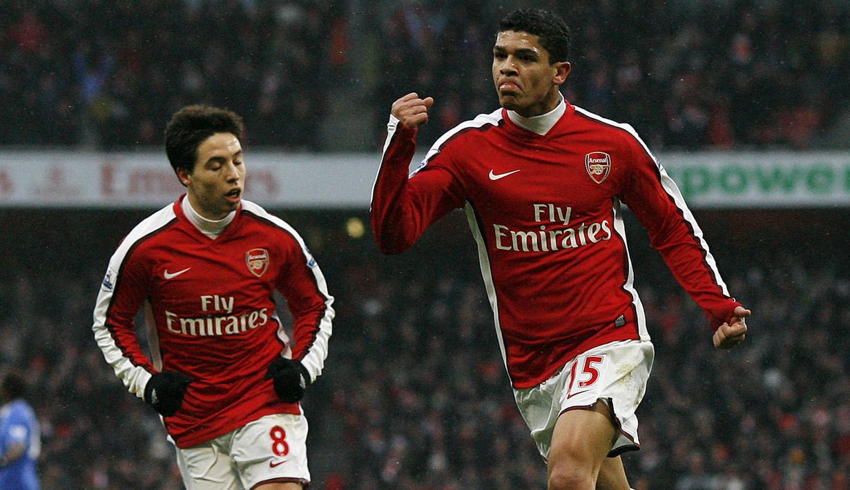 Denilson (kanan) sempat digadang-gadang menjadi jenderal lapangan tengah Arsenal setelah direkrut pada tahun 2006. Namun, Denilson tidak bisa bersinar karena mengalami masalah cedera serius selama berada di London. Denilson menghabiskan sisa kariernya di Brasil. Namun, dia belum pernah terlihat di lapangan sejak meninggalkan Brasil de Pelotas pada tahun 2021. (AFP/Glyn Kirk)