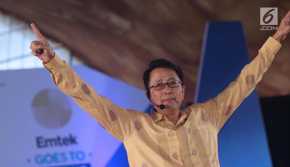 Motivator Ulung, Tung Desem Waringin saat memberikan motivasi kepada peserta di gelaran Emtek Goes To Campus 2017 di Universitas Telkom, Bandung, Kamis (30/11). (Liputan6.com/Helmi Fithriansyah)