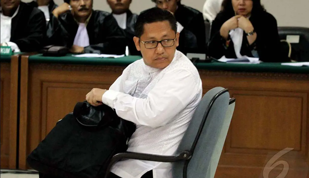 Anas Urbaningrum bersiap-siap membacakan nota keberatan  saat sidang lanjutan di Pengadilan Tipikor, Jakarta, Jumat (6/6/2014) (Liputan6.com/Johan Tallo)