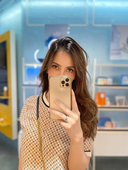 Pilihan gaya busananya pun jadi salah satu penunjang Cut Tari untuk tampil awet muda. [Foto: IG/cuttaryofficial].