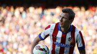 Mario Mandzukic, berpose saat dipresentasikan di Stadion Vicente Calderon, Madrid, (24/7/2014). (REUTERS/Juan Medina)