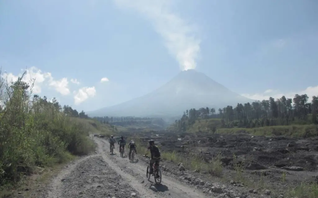 Kelompok olah raga bersepeda juga rela menyusuri Kali Putih di Jurang jero Kecamatan Srumbung yang merupakan jalur lahar Merapi, untuk menikmati keanggunan Merapi dengan kepulan asap Solfatara di puncaknya. (foto : Liputan6.com / edhie prayitno ige)