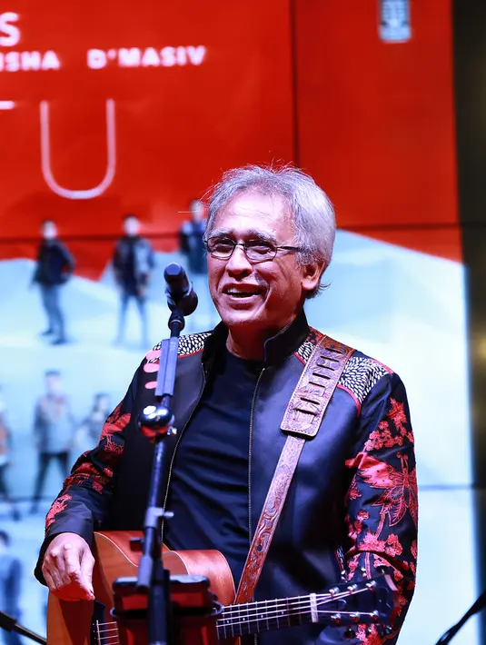 Single perdana yang dipilih sebagai andalan adalah lagu berjudul 'Abadi' ciptaan Iwan Fals yang juga dinyanyikan seluruh vokalis. Konser kolaborasi pun baru saja digelar demi memperkenalkan kolaborasi #SatuProject album 'Satu'. (Deki Prayoga/Bintang.com)