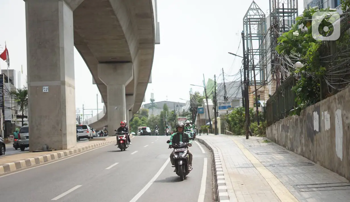 Kendaraan melintasi jalur sepeda di Jalan Fatmawati Raya, Jakarta Selatan, Kamis (21/11/2019). Pemprov DKI menerapkan tilang kepada para penerobos jalur sepeda setelah uji coba selama beberapa bulan. (Liputan6.com/Immanuel Antonius)