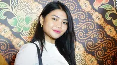 Rosa Meldianti melakukan perawatan Korean Laser Toning, suntik meso area pipi dan lengan atas agar terlihat cantik dan tirus di Dermaster.