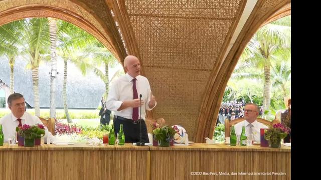 Presiden Federasi Sepak Bola Internasional (FIFA) Gianni Infantino terpantau menghadiri makan siang para pemimpin Negara G20 di Hotel Kempinski, Nusa Dua Bali.