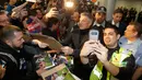 Pesepakbola Bastian Schweinsteiger memberikan tanda tangan ke penggemarnya di Bandara Internasional O'Hare, Chicago, Selasa (28/3). Schweinsteiger dihargai Chicago Fire 4,5 juta dolar Amerika (Rp 59,9 miliar) per tahun. (AP Photo/Charles Rex Arbogast)