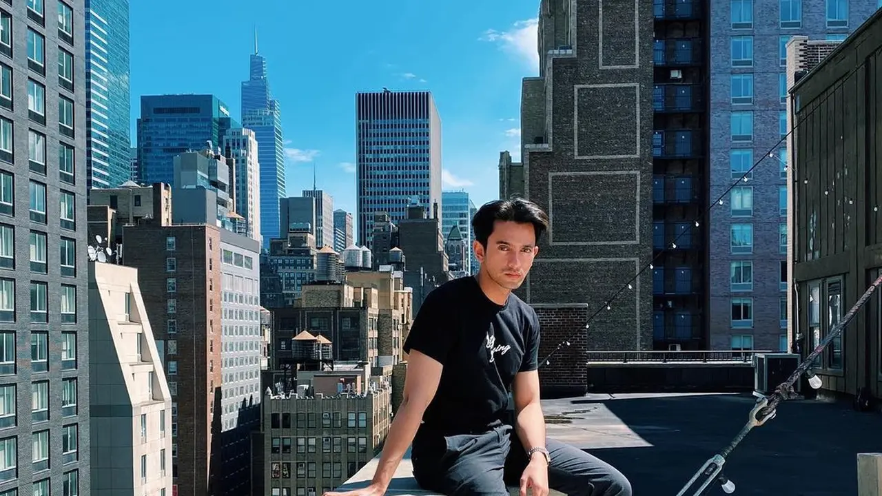 Gaya Omar Daniel Saat Di New York, Tampil Stylish. (Sumber: Instagram/omardaniel_)