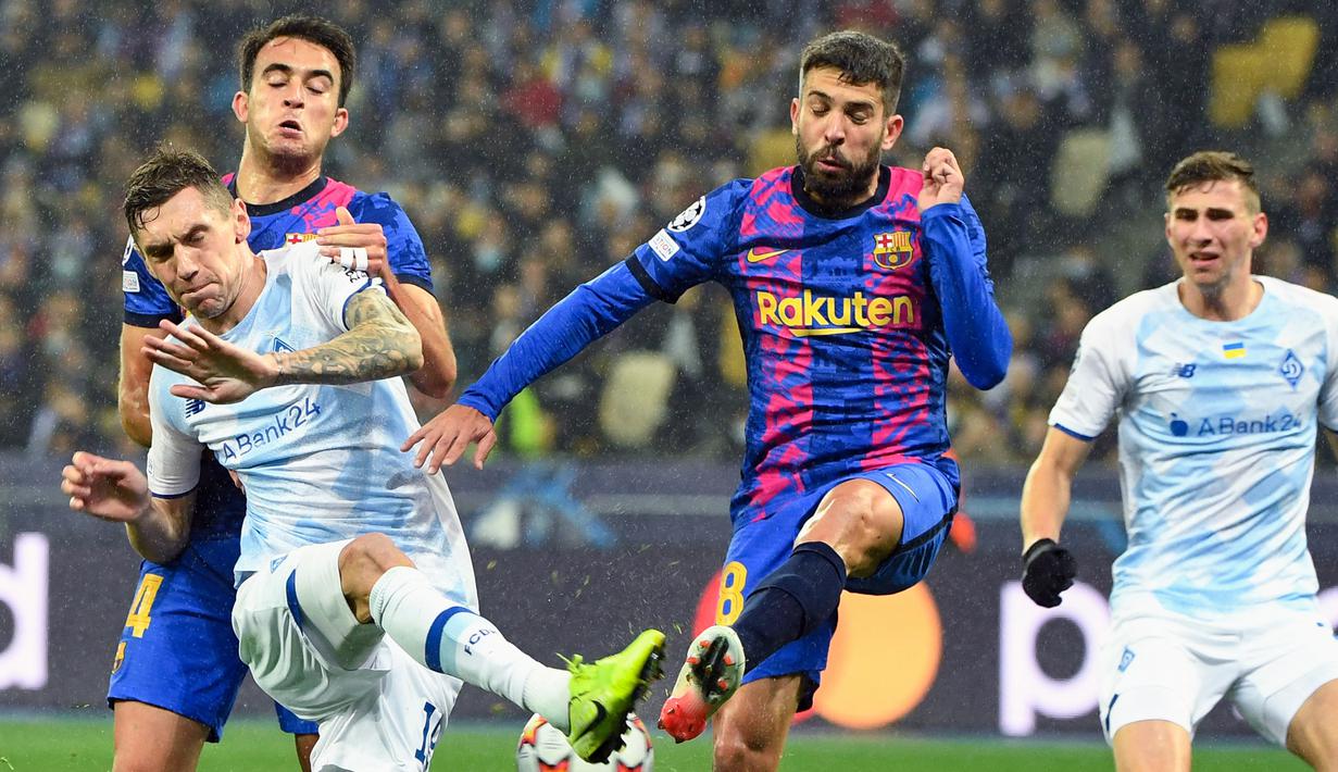 Jordi Alba. Bek kiri Barcelona anggota Akademi La Masia ini memperkuat tim remaja Barcelona mulai 1998-2005. Sempat memperkuat 2 tim kecil, ia dipinang Valencia pada 2009/2010. Setelah 3 musim, pada 2012/2013 ia pulang ke Barcelona hingga kini. (AFP/Sergei Supinsky)