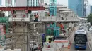 Pekerja mengerjakan proyek pembangunan LRT Jabodebek di Jalan Rasuna Said Kuningan, Jakarta, Kamis (14/2). Sejauh ini, perkembangan proyek pembangunan LRT Jabodebek fase I hingga Januari 2019 telah mencapai 56,1 persen.(Merdeka.com/Imam Buhori)