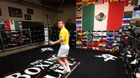 Canelo Alvarez saat menjalani latihan jelang pertarungan melawan Billy Saunders (AFP/Sean M. Haffey)